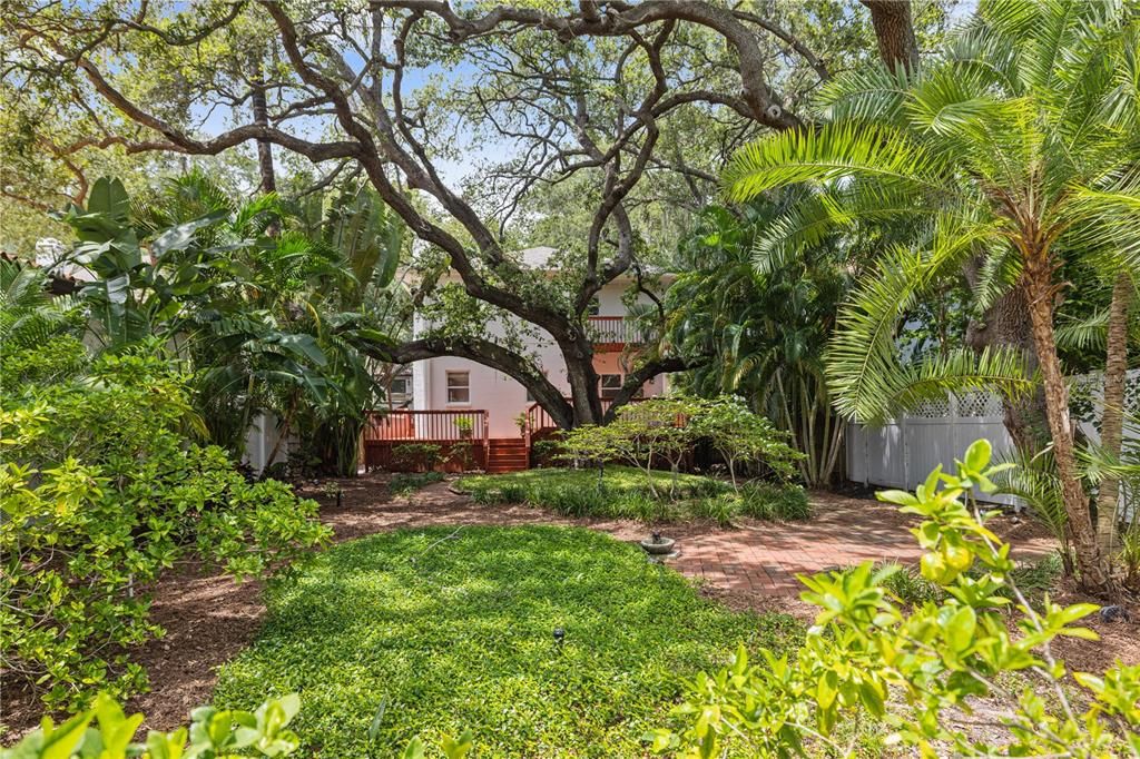 Active With Contract: $5,000 (4 beds, 2 baths, 2633 Square Feet)