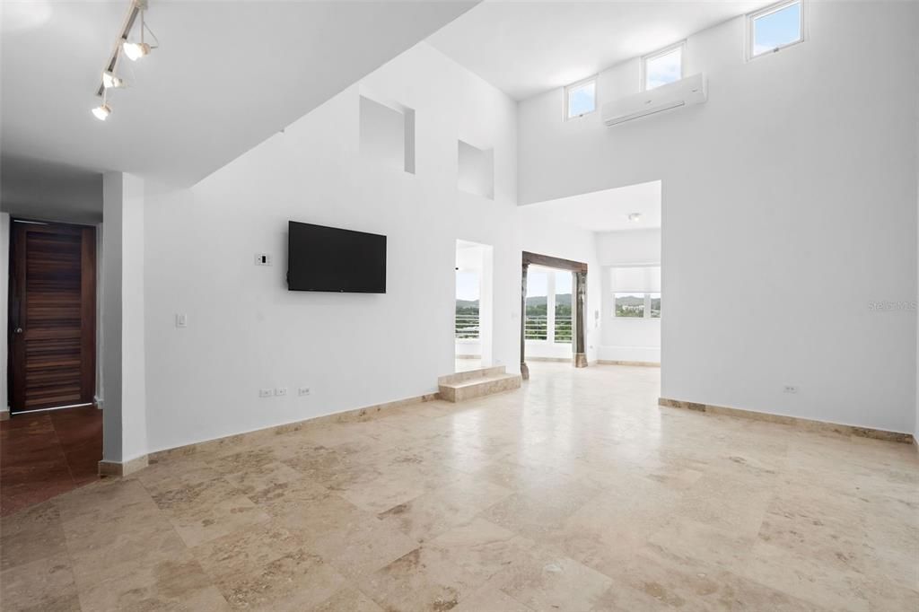 Под контрактом: $725,000 (4 спален, 3 ванн, 2775 Квадратных фут)