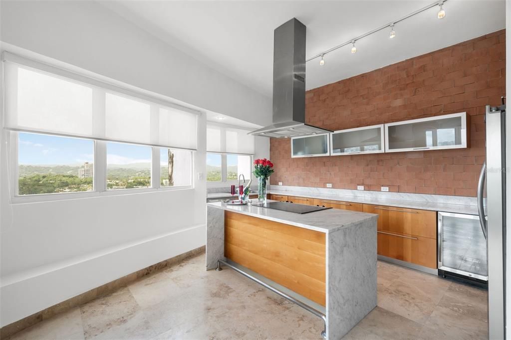 Под контрактом: $725,000 (4 спален, 3 ванн, 2775 Квадратных фут)