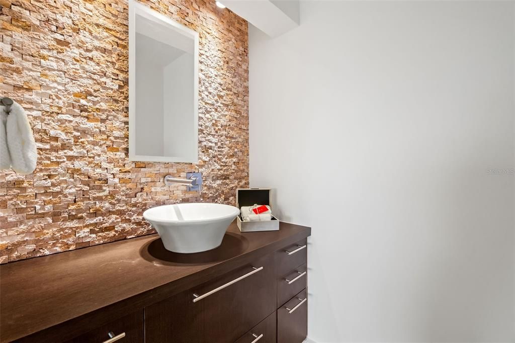 Под контрактом: $725,000 (4 спален, 3 ванн, 2775 Квадратных фут)