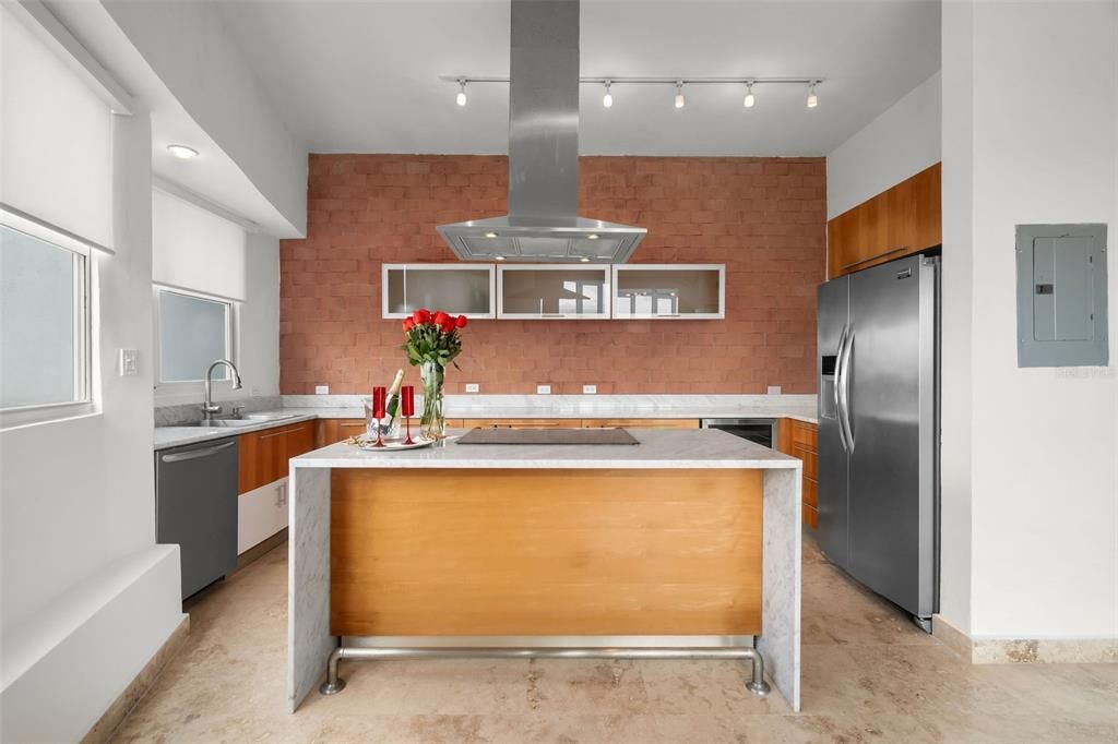 Под контрактом: $725,000 (4 спален, 3 ванн, 2775 Квадратных фут)