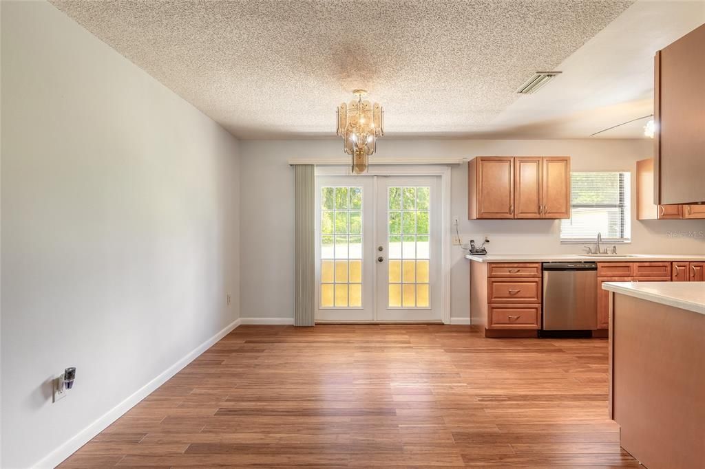 En Venta: $325,000 (4 camas, 2 baños, 1512 Pies cuadrados)