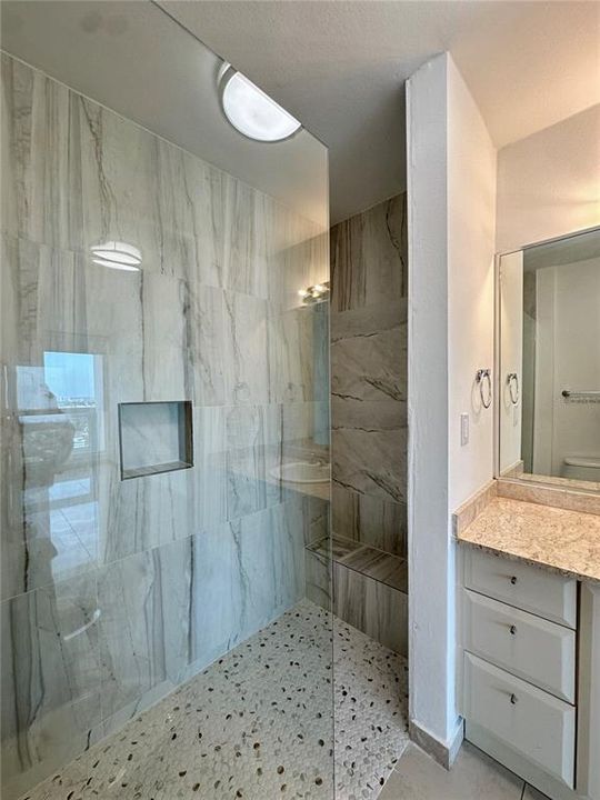 合同活跃: $599,000 (2 贝兹, 2 浴室, 1333 平方英尺)