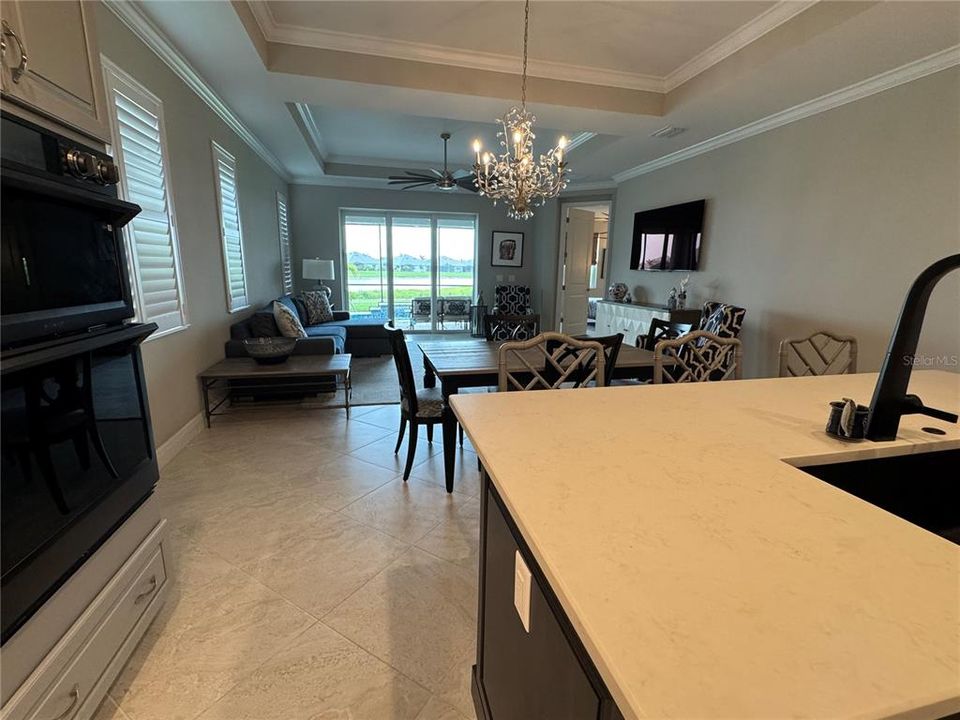 Под контрактом: $3,100 (2 спален, 2 ванн, 1625 Квадратных фут)