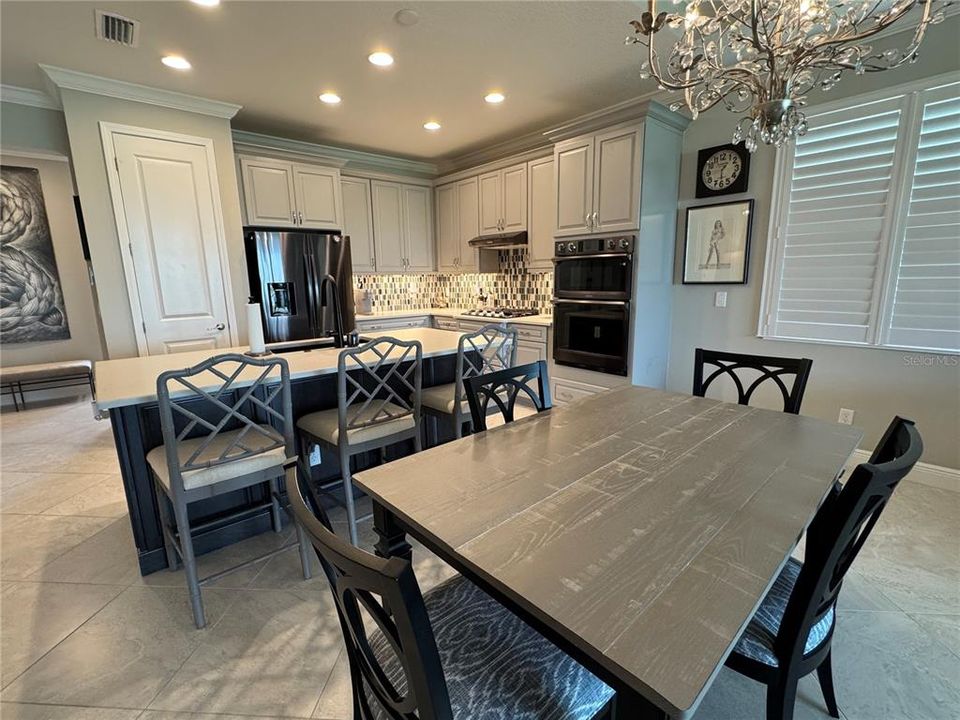 Под контрактом: $3,100 (2 спален, 2 ванн, 1625 Квадратных фут)