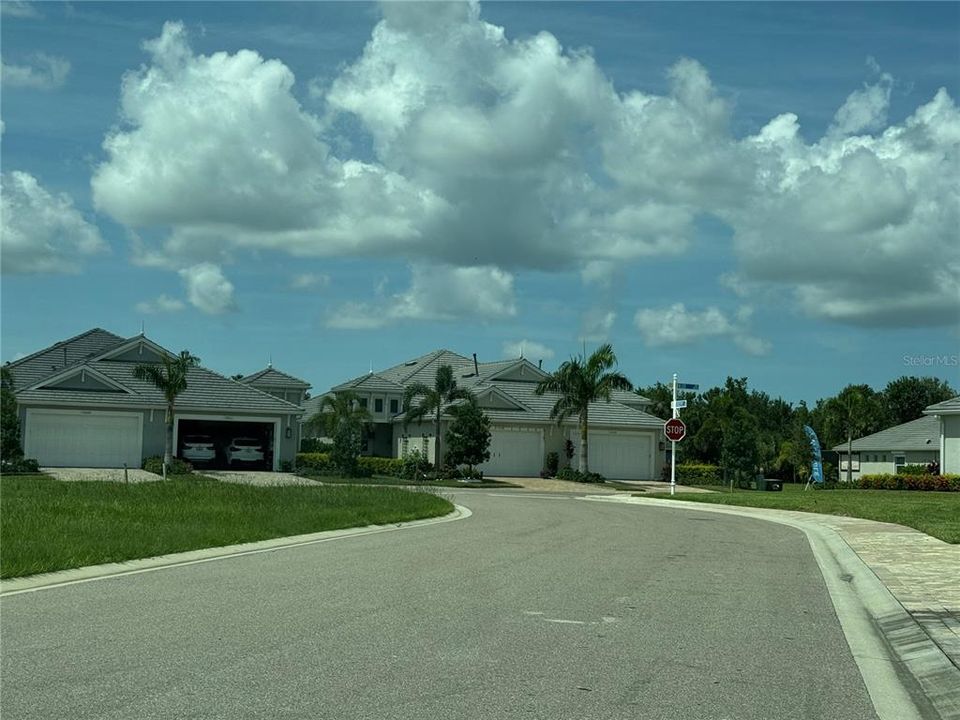 Под контрактом: $3,100 (2 спален, 2 ванн, 1625 Квадратных фут)