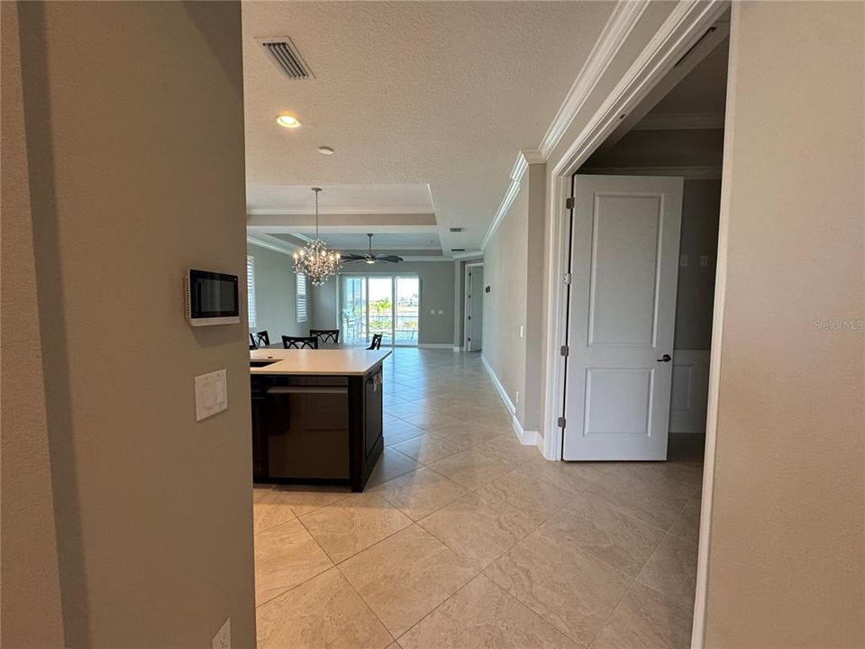 Под контрактом: $3,100 (2 спален, 2 ванн, 1625 Квадратных фут)