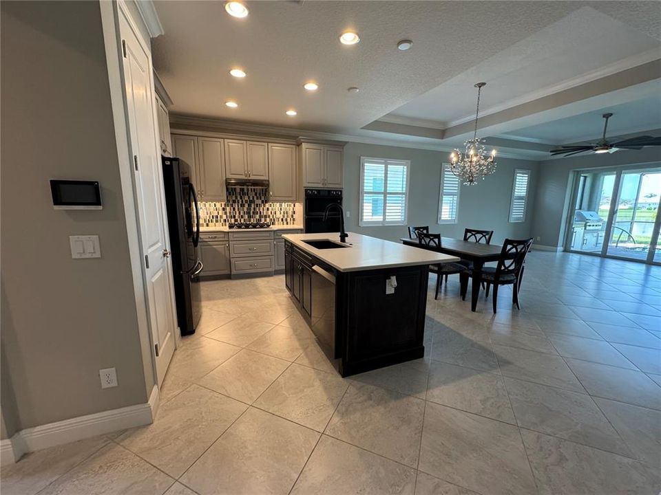 Под контрактом: $3,100 (2 спален, 2 ванн, 1625 Квадратных фут)