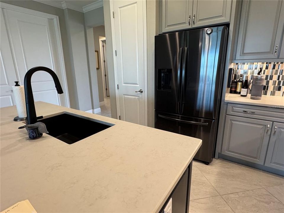 Под контрактом: $3,100 (2 спален, 2 ванн, 1625 Квадратных фут)