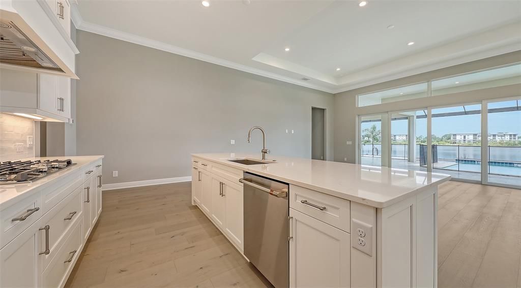 合同活跃: $1,324,990 (3 贝兹, 3 浴室, 2646 平方英尺)