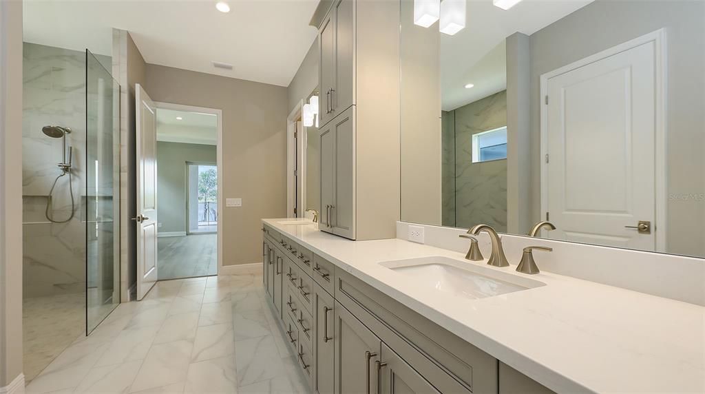 合同活跃: $1,324,990 (3 贝兹, 3 浴室, 2646 平方英尺)