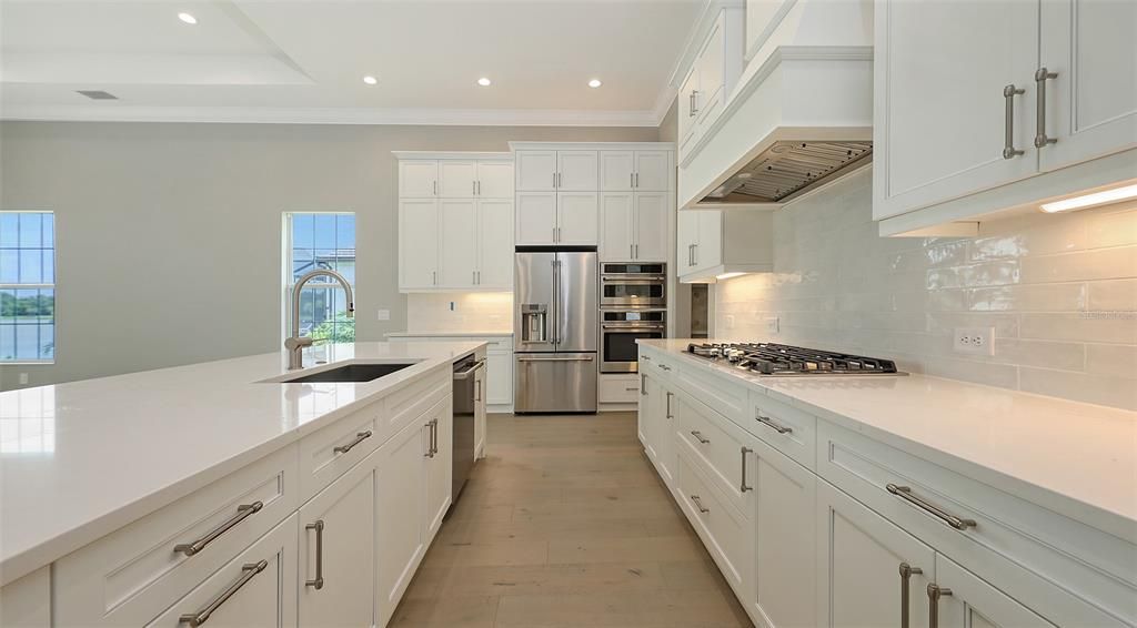 合同活跃: $1,324,990 (3 贝兹, 3 浴室, 2646 平方英尺)