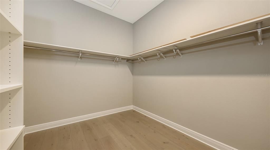 合同活跃: $1,324,990 (3 贝兹, 3 浴室, 2646 平方英尺)