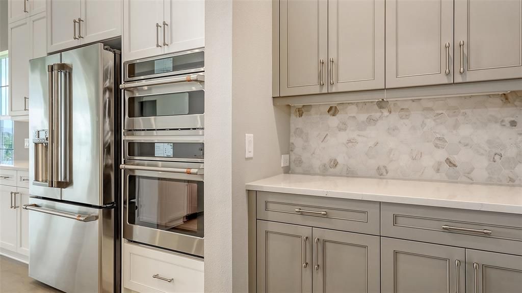 合同活跃: $1,324,990 (3 贝兹, 3 浴室, 2646 平方英尺)