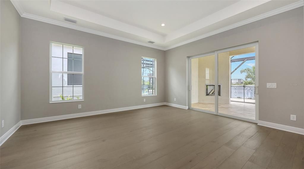 合同活跃: $1,324,990 (3 贝兹, 3 浴室, 2646 平方英尺)