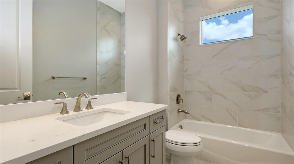 合同活跃: $1,324,990 (3 贝兹, 3 浴室, 2646 平方英尺)