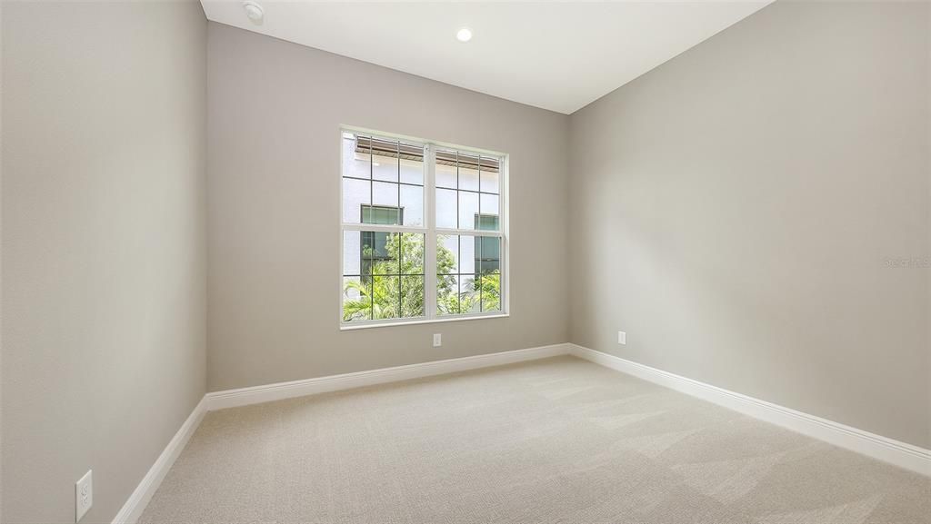 合同活跃: $1,324,990 (3 贝兹, 3 浴室, 2646 平方英尺)