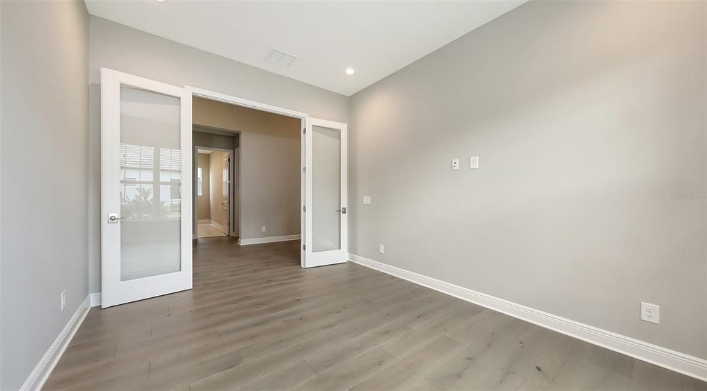 合同活跃: $1,324,990 (3 贝兹, 3 浴室, 2646 平方英尺)