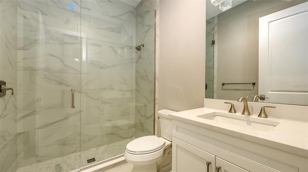 合同活跃: $1,324,990 (3 贝兹, 3 浴室, 2646 平方英尺)