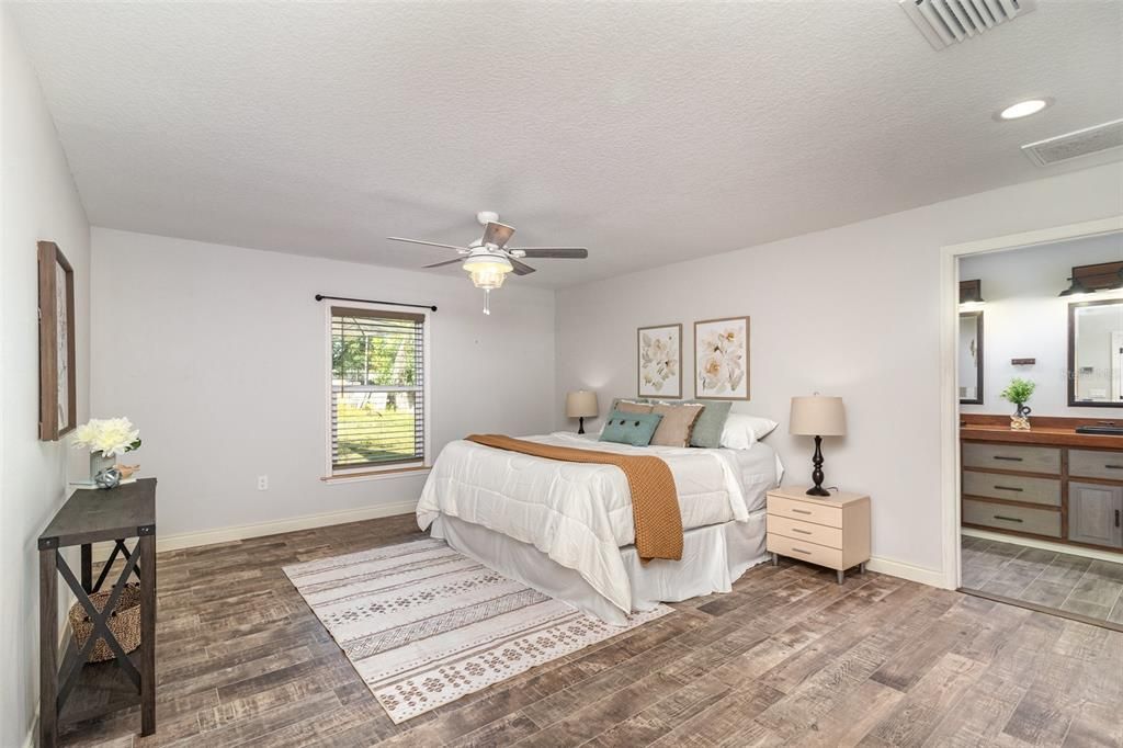 合同活跃: $350,000 (4 贝兹, 3 浴室, 2184 平方英尺)