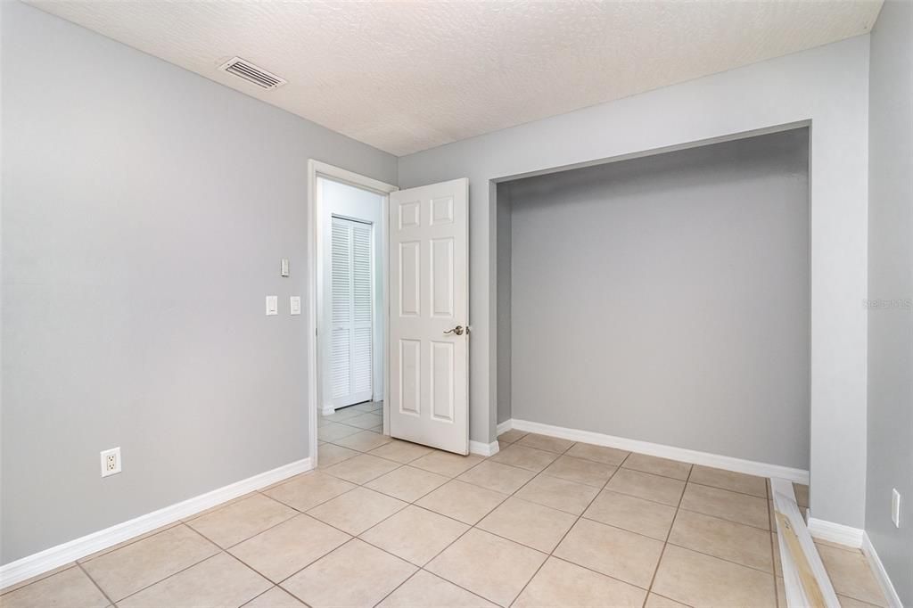 合同活跃: $350,000 (4 贝兹, 3 浴室, 2184 平方英尺)