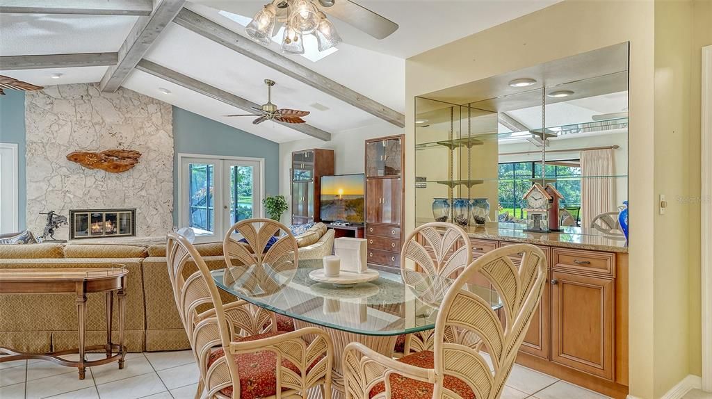 合同活跃: $949,000 (3 贝兹, 3 浴室, 3276 平方英尺)