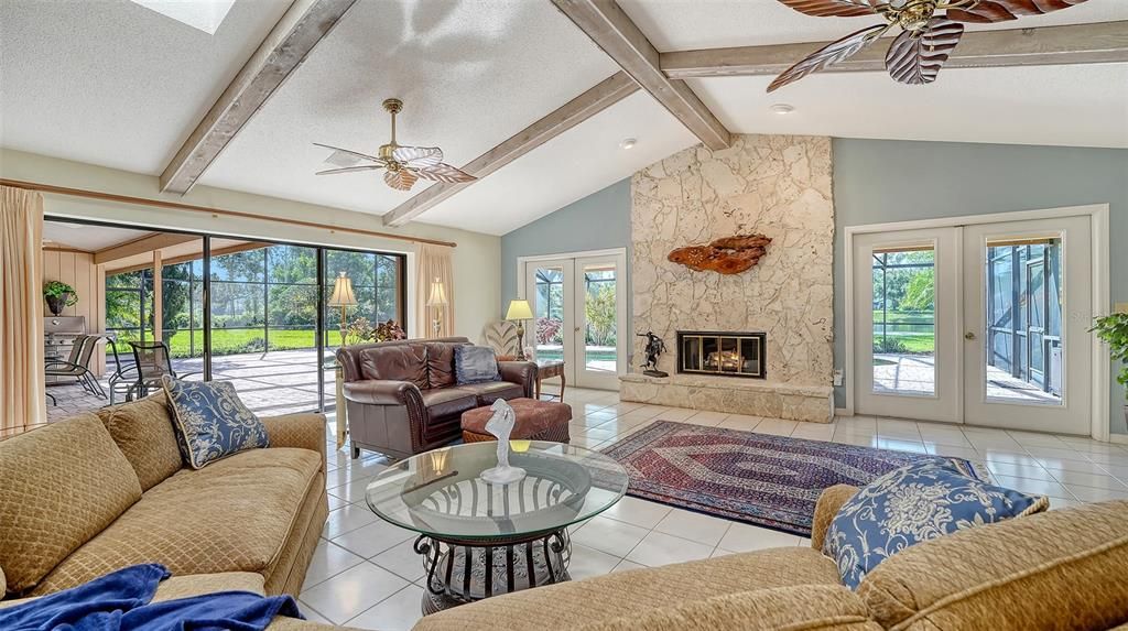 合同活跃: $949,000 (3 贝兹, 3 浴室, 3276 平方英尺)