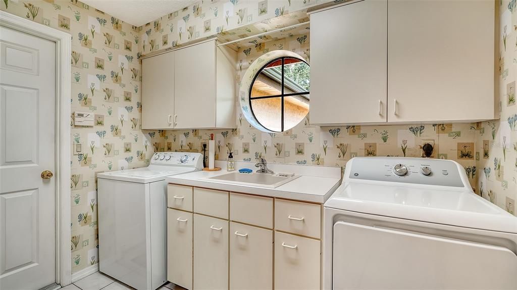 合同活跃: $949,000 (3 贝兹, 3 浴室, 3276 平方英尺)