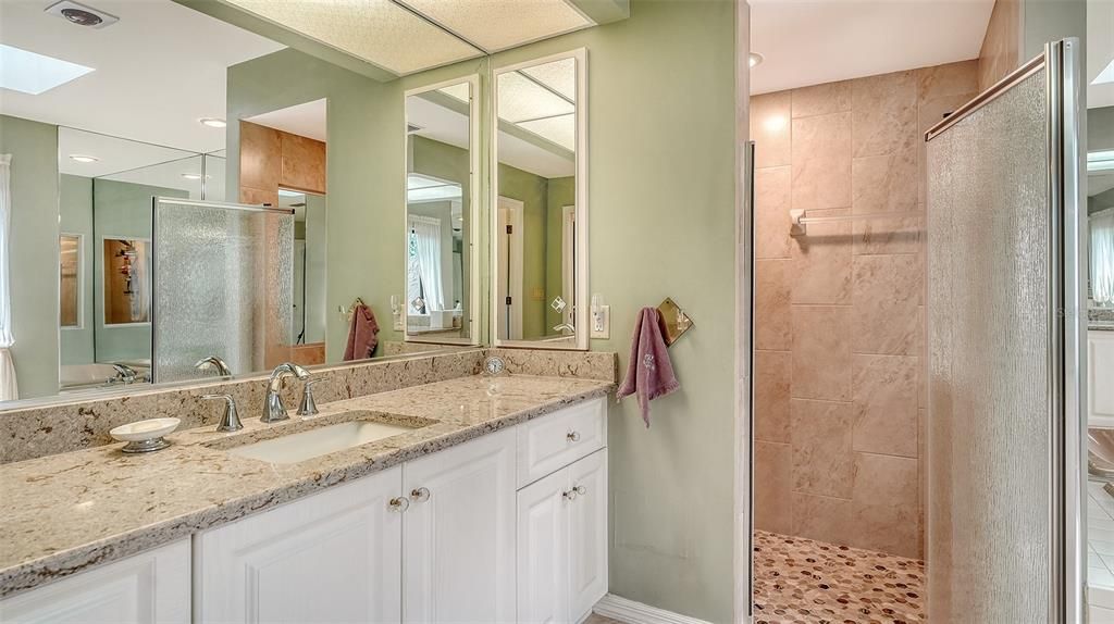 合同活跃: $949,000 (3 贝兹, 3 浴室, 3276 平方英尺)