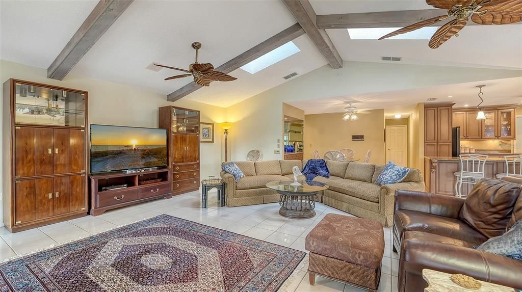 合同活跃: $949,000 (3 贝兹, 3 浴室, 3276 平方英尺)