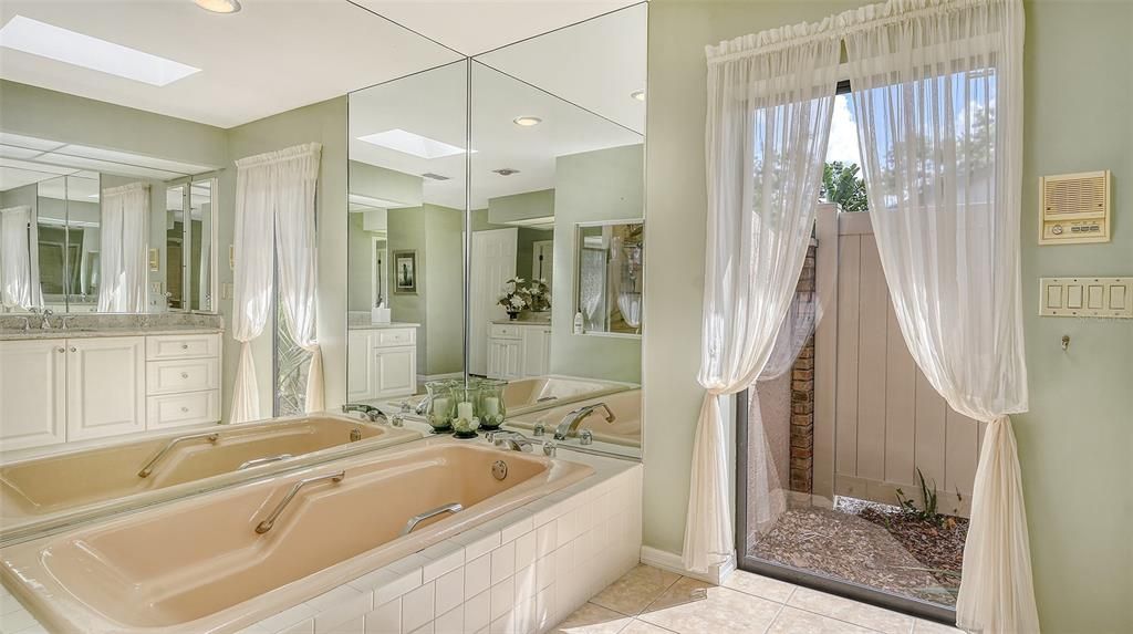 合同活跃: $949,000 (3 贝兹, 3 浴室, 3276 平方英尺)