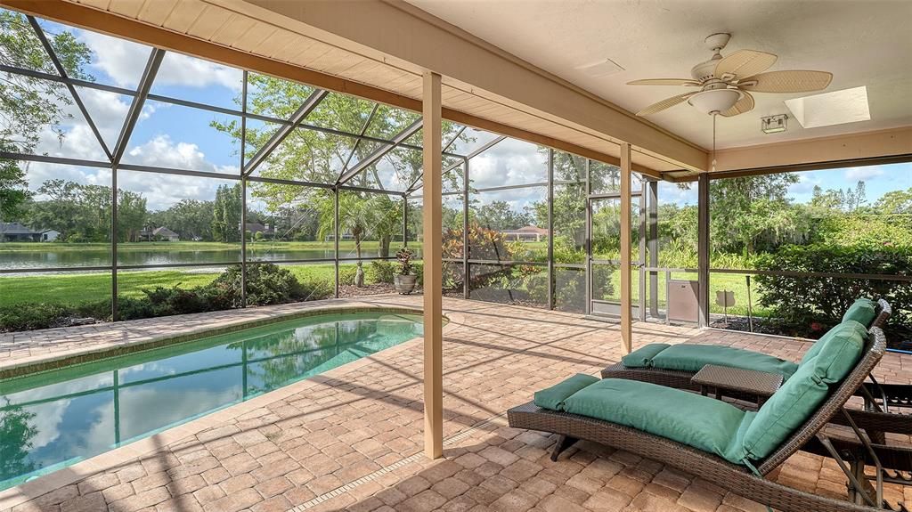 合同活跃: $949,000 (3 贝兹, 3 浴室, 3276 平方英尺)