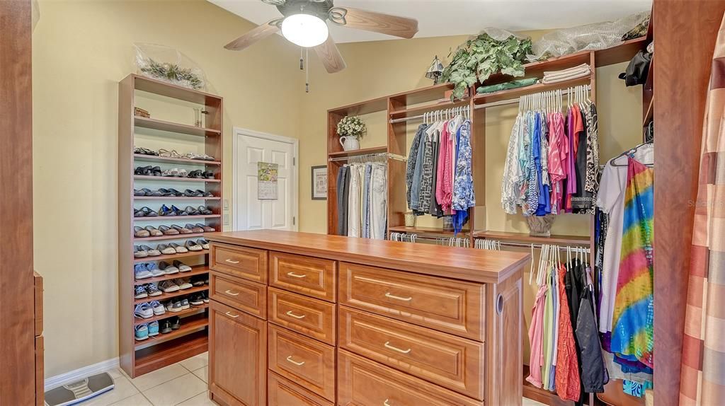 合同活跃: $949,000 (3 贝兹, 3 浴室, 3276 平方英尺)