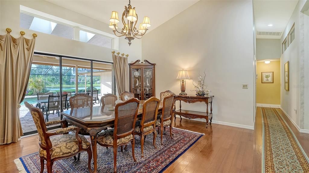 合同活跃: $949,000 (3 贝兹, 3 浴室, 3276 平方英尺)