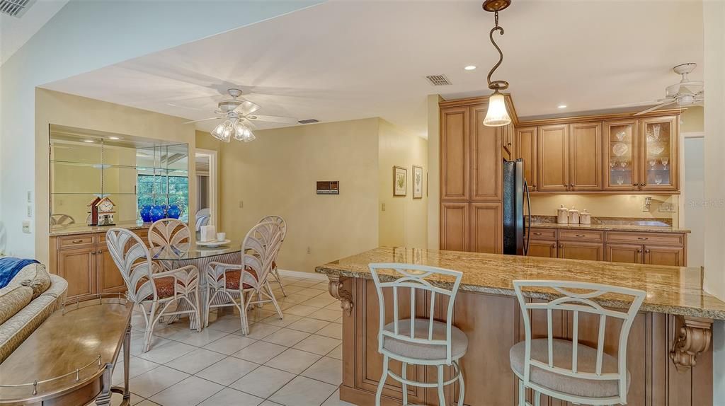 合同活跃: $949,000 (3 贝兹, 3 浴室, 3276 平方英尺)