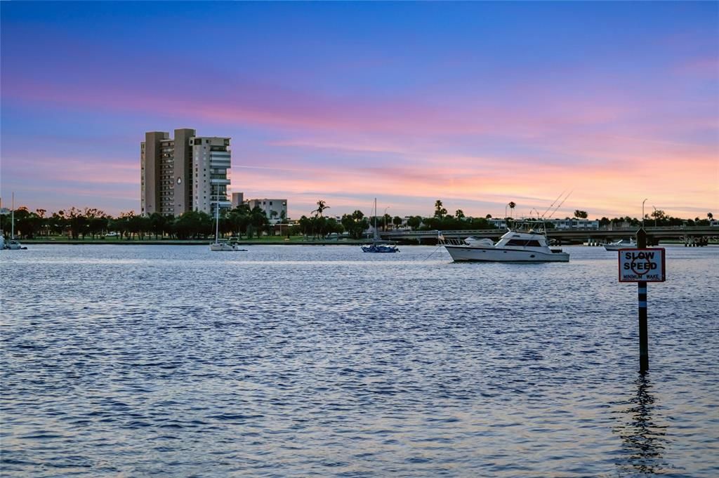 待售: $1,150,000 (0.22 acres)