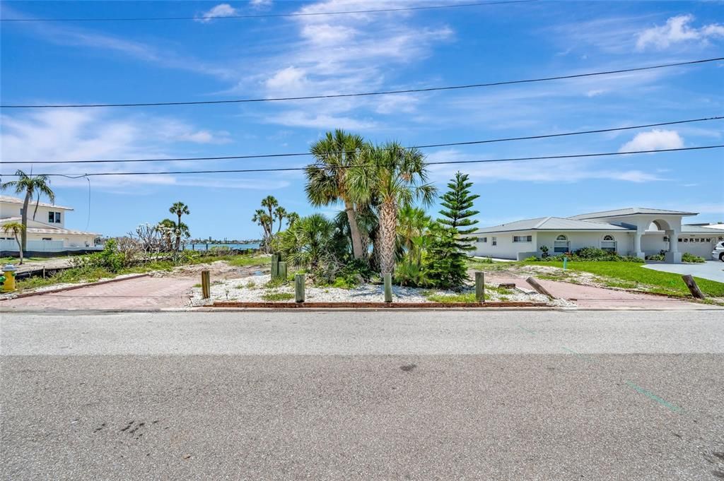 待售: $1,150,000 (0.22 acres)