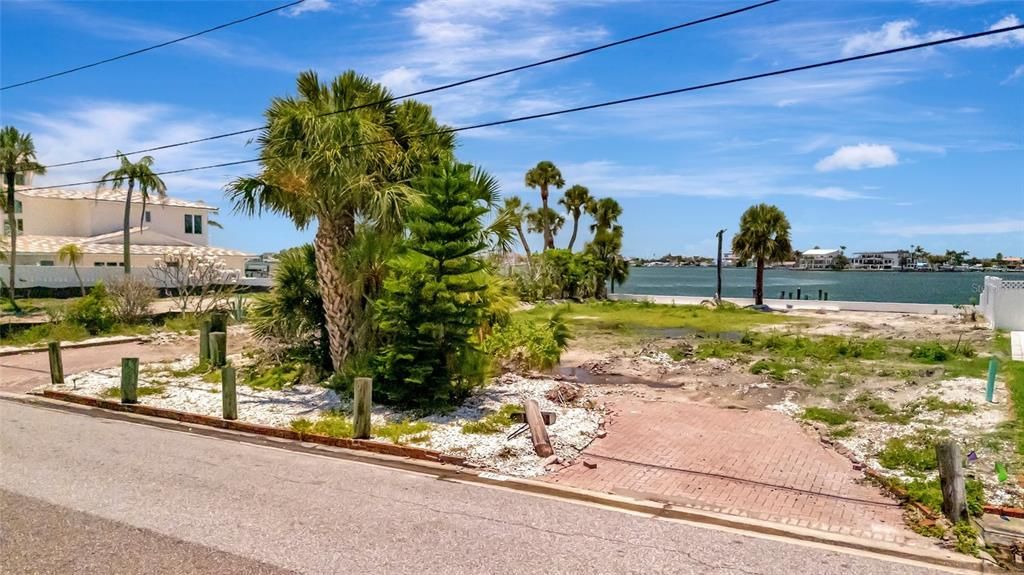 待售: $1,150,000 (0.22 acres)