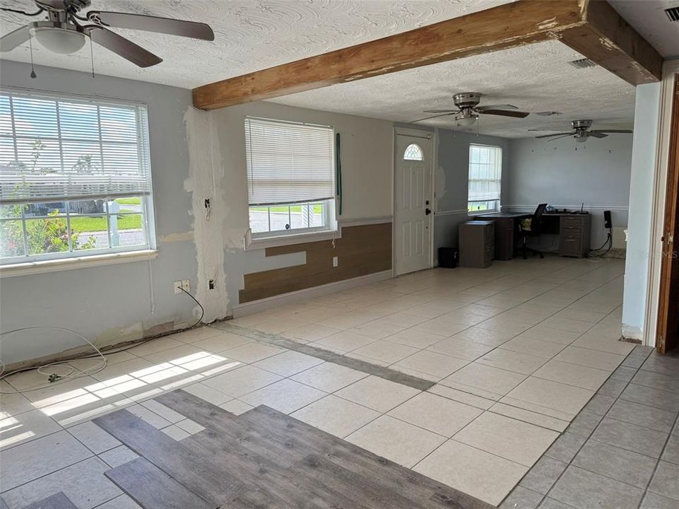 Под контрактом: $159,000 (3 спален, 2 ванн, 1368 Квадратных фут)