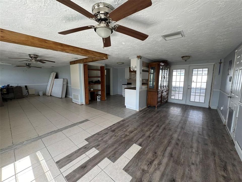 Под контрактом: $159,000 (3 спален, 2 ванн, 1368 Квадратных фут)