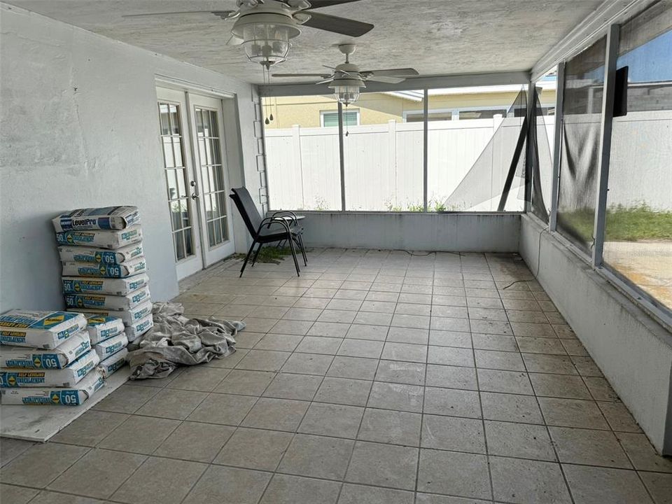 Под контрактом: $159,000 (3 спален, 2 ванн, 1368 Квадратных фут)