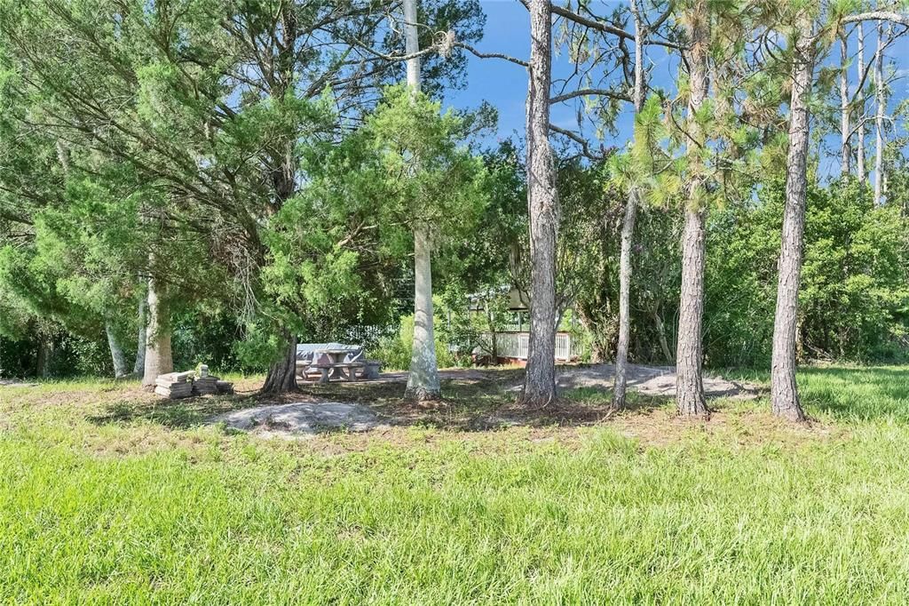 待售: $270,000 (2.37 acres)