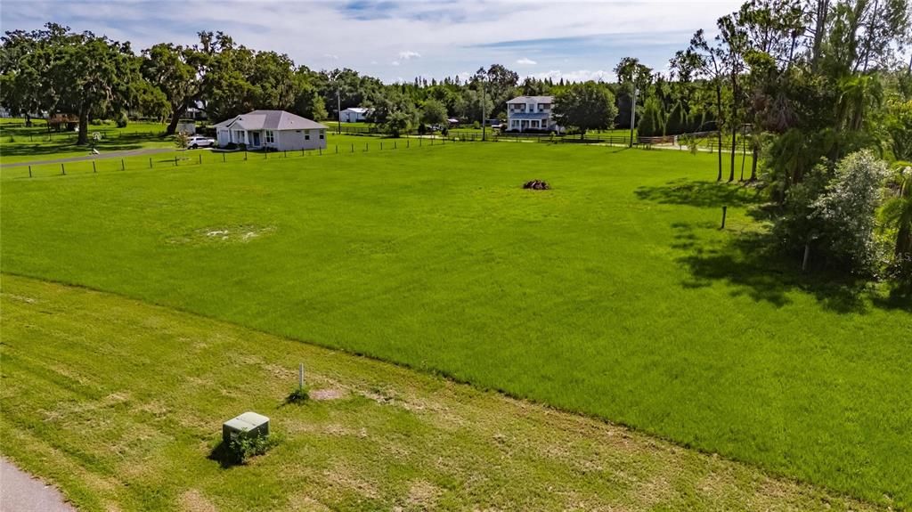 待售: $270,000 (2.37 acres)