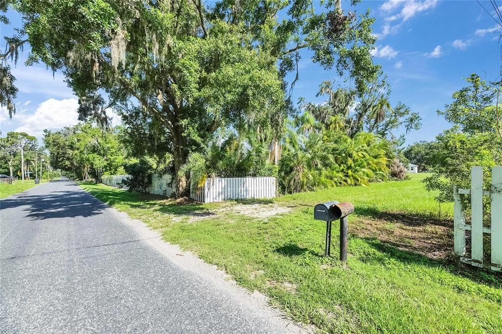 待售: $270,000 (2.37 acres)