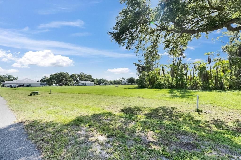 待售: $270,000 (2.37 acres)