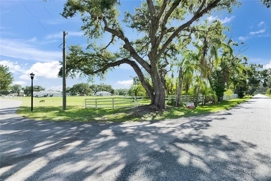 待售: $270,000 (2.37 acres)