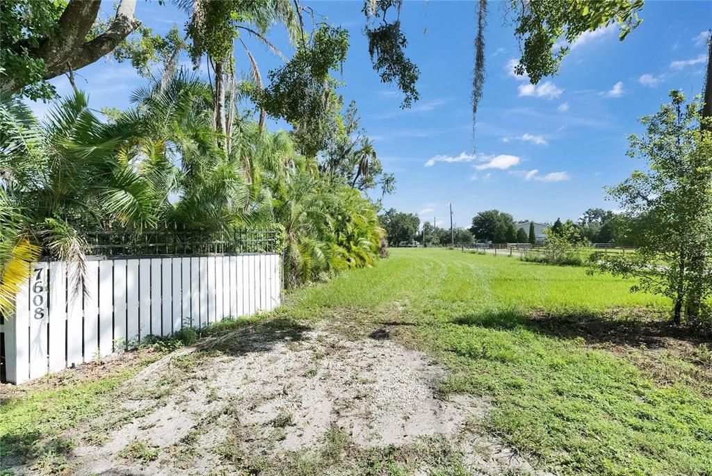 待售: $270,000 (2.37 acres)