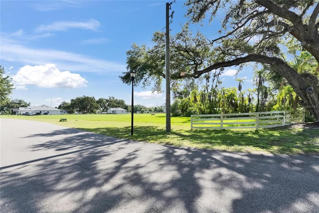 待售: $270,000 (2.37 acres)