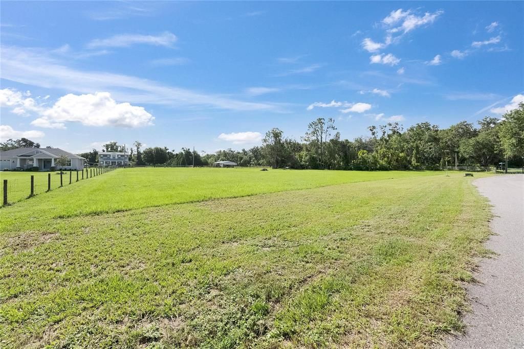 待售: $270,000 (2.37 acres)