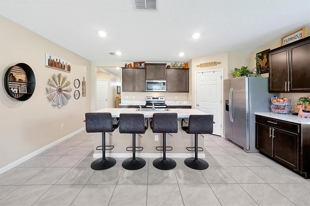 На продажу: $374,000 (4 спален, 2 ванн, 1918 Квадратных фут)